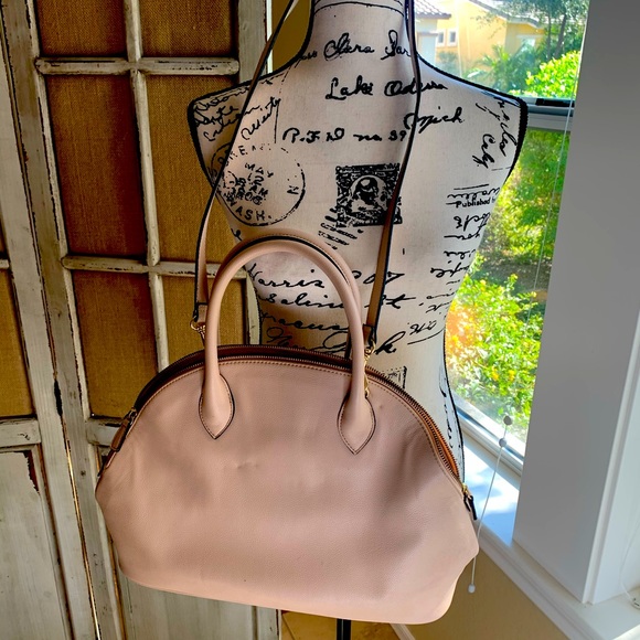 Express blush color shoulder bag . 3 inside pockets , one outside . Great shape - Picture 1 of 8